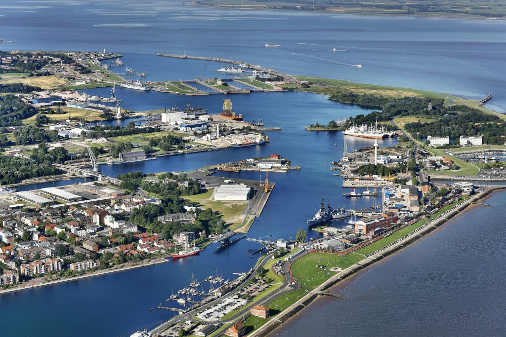 Promenade und H&auml;fen in Wilhelmshaven, im Hintergrund flie&szlig;t die untere Jade (nach  links) der Nordsee zu [Foto: Luftbild Weser-Ems J. Klein]